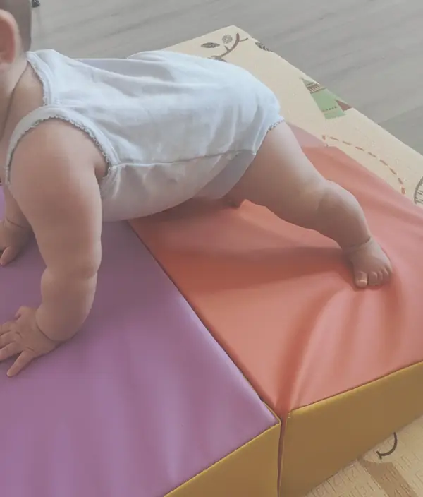 Bebé gateando sobre bloques de colores