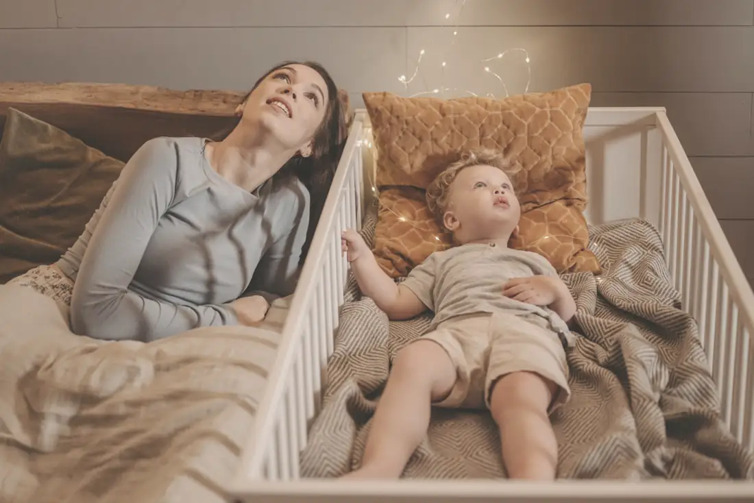 Madre e hijo tranquilos en la habitación